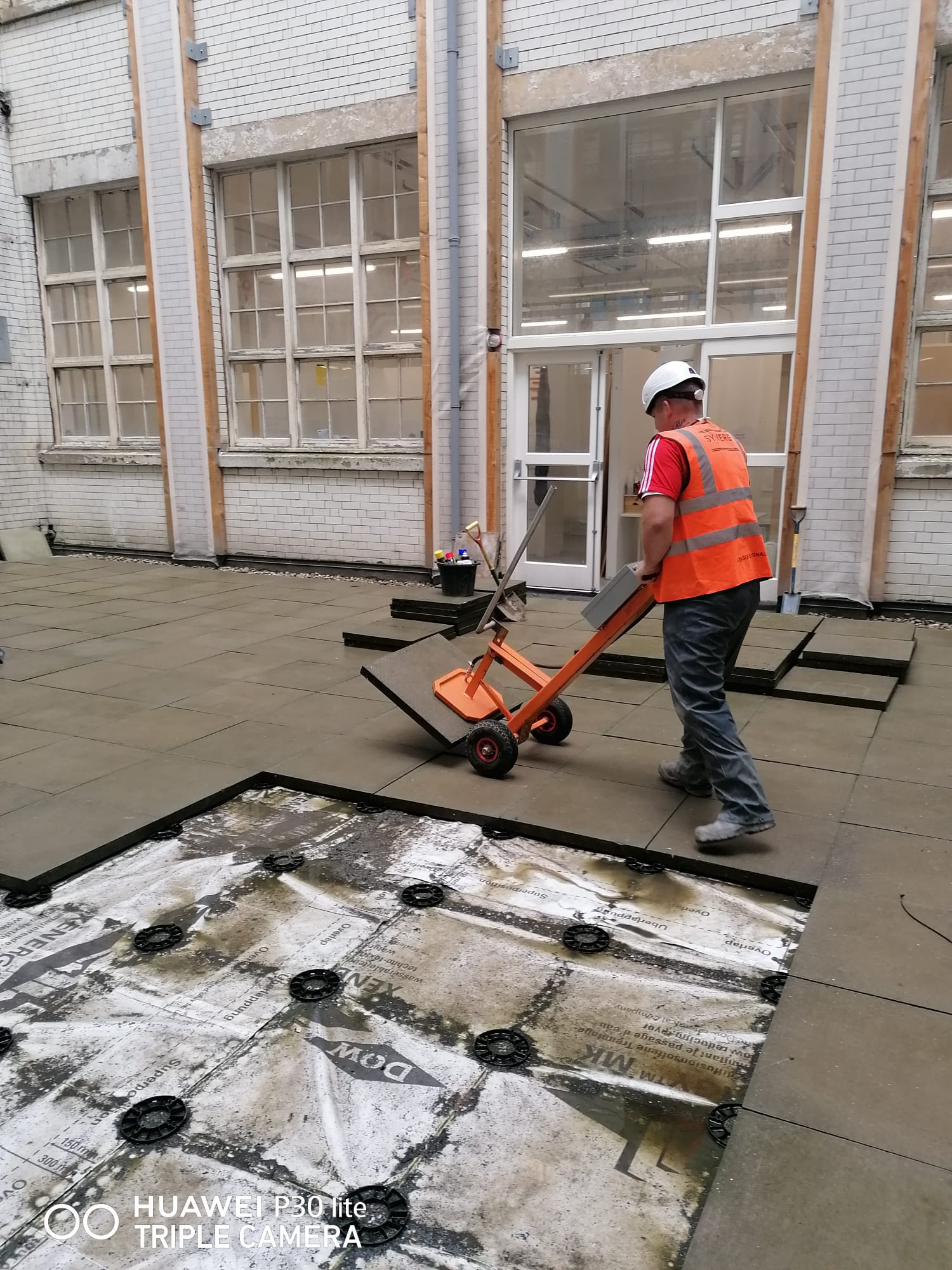 man operating vacuum slab lifter