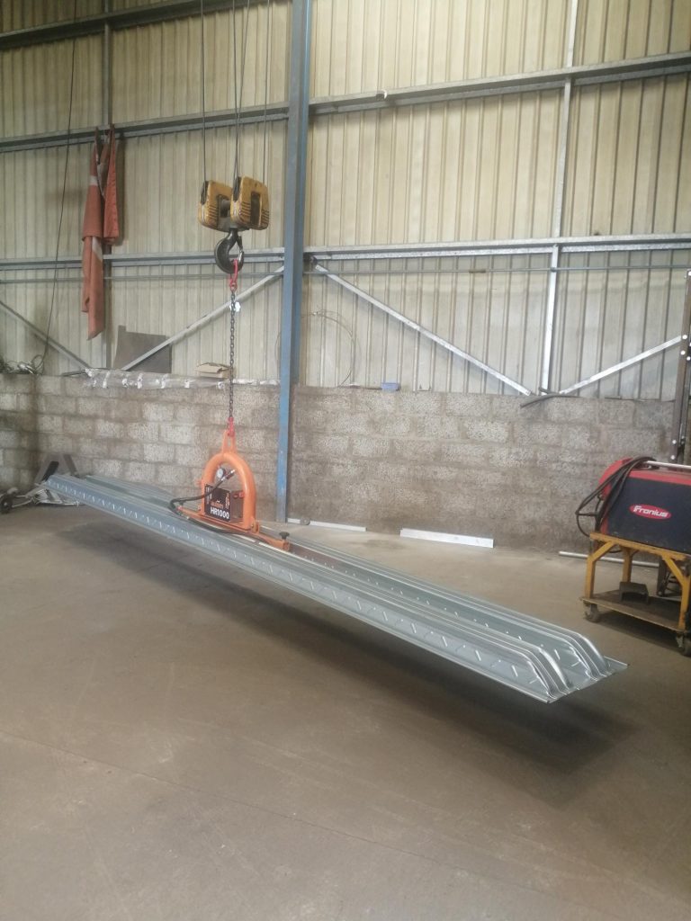 vacuum lifter lifting heavy flooring